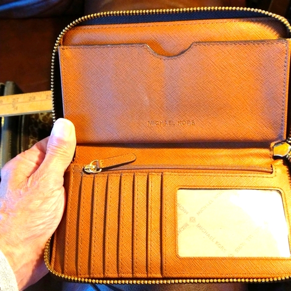 VGUC Michael kors phone wallet / wristlet. - Picture 5 of 5